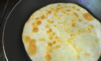 Kumuha ng non-stick frying pan at painitin ito ng mabuti.Ilagay ang mga flatbread doon at iprito ang mga ito sa magkabilang panig sa katamtamang init na walang mantika hanggang sa maging golden brown.