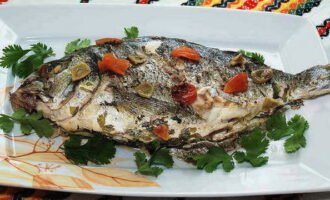 Dekorera den färdiga fisken med örter och servera. Dorado serveras även till valfritt tillbehör.