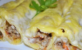 Cannelloni met een delicate bechamelsaus is klaar. Je kunt ze op tafel serveren!