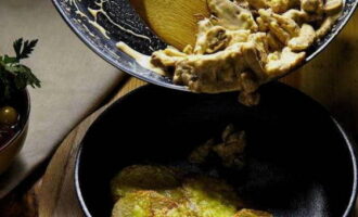 Haal de afgewerkte aardappelen voorzichtig uit de oven en leg de gestoofde filet met champignons en uien apart.