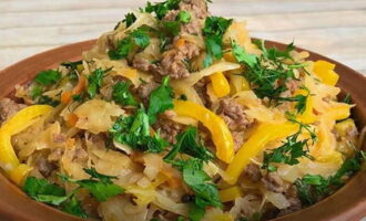 Gustați varza fiartă înăbușită cu carne tocată și puneți-o în farfurii porționate. Decorați-le cu ierburi proaspete.