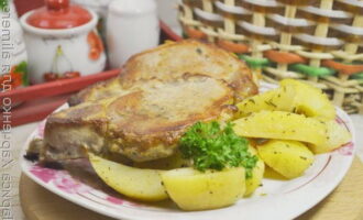 När tiden har gått, ta försiktigt bort formen och lägg den saftiga och aromatiska maten på portionsfat. Smaklig måltid! 