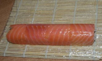 หากใส่กุ้ง ให้วางไว้ข้างชีสในไส้แล้วห่อด้วยวิธีเดียวกัน
