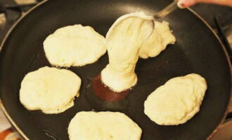 Pannenkoeken worden gebakken in een dikwandige koekenpan met verwarmde olie, waarbij het deeg wordt uitgelepeld. Bak de pannenkoeken aan beide kanten goudbruin. Pannenkoeken worden gebakken in een dikwandige koekenpan met verwarmde olie, waarbij het deeg wordt uitgelepeld. Bak de pannenkoeken aan beide kanten goudbruin.