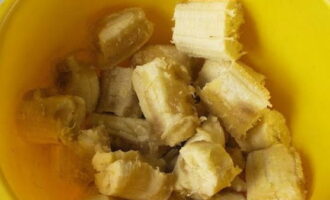 Banankaka är väldigt lätt att baka. Skala bananerna och lägg dem i en djup skål som är bekväm att knåda degen.Mosa frukten ordentligt med en gaffel tills det blir en pasta. För att göra blandningen mjukare, använd väl mogna bananer.
