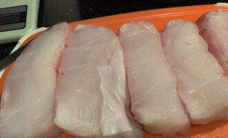 Gupitin ang fillet ng hito sa mga piraso na 5-6 sentimetro ang kapal.
