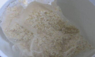 Sa panahong ito, lubusan na banlawan ang bag ng barley cereal na may malamig na tubig na tumatakbo. Pagkatapos ay ilagay ito sa kumukulong tubig at lutuin ng 15 minuto.
