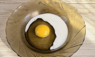 En un altre bol, bateu un ou de gallina amb una petita quantitat de llet. Aquesta serà una leió per al schnitzel. 