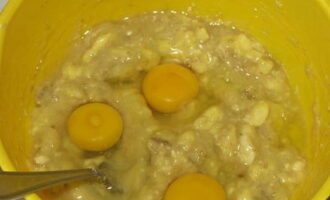Knäck kycklingäggen ett i taget och blanda ner dem ordentligt i bananpurén.