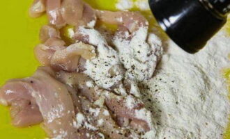 We maken de filet schoon van witte films en snijden ze in dunne reepjes, snijden de champignons in vieren, koken de aardappelen in ringen en hakken de ui fijn.