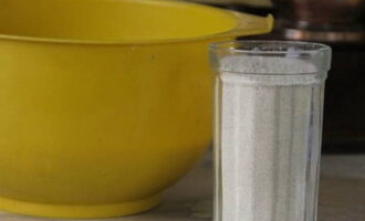 Sikta nu mjölet med bakpulver här, häll i två matskedar rom. Vi börjar knåda tills alla ingredienser är kombinerade.