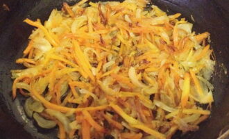 Medan soppbasen förbereds, gör aromatisk stekning. Skala och hacka löken och morötterna, stek i vegetabilisk olja tills morötterna är mjuka och några minuter innan de är klara, tillsätt en tesked strösocker - tack vare denna ingrediens får den färdiga rätten en rikare färg.