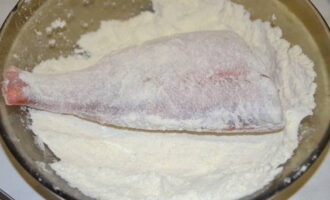 Arrossegueu el peix preparat amb farina pels dos costats.