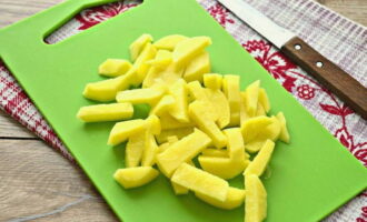 Peleu les patates, renteu-les i talleu-les a daus. Poseu les patates al brou i deixeu-ho coure a foc lent durant 5-7 minuts.