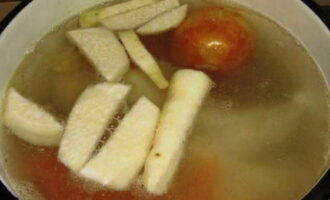 Was de kipfilet, doe hem in een pan, bedek hem met gefilterd water en plaats hem op het vuur.Breng het water op hoog vuur aan de kook en schep het schuim van het oppervlak. Zet daarna het vuur lager, voeg wortels, peterseliewortel en ongeschilde ui toe aan de bouillon en ga door met koken. Zout de bouillon naar smaak.