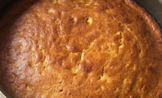 Smörj ugnsformen väl med smör. Häll i banansmeten. Sätt in i en förvärmd ugn till 180 grader och grädda i 45-50 minuter.