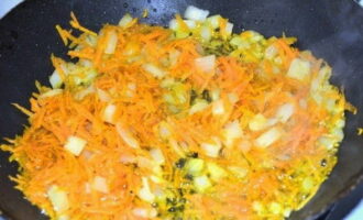 Stek hackad lök och morötter i vegetabilisk olja tills de är mjuka.