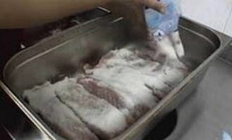 Ilagay ang mga fillet sa isang lalagyan at budburan ng masaganang asin. Maaari mong ilagay ang isda sa ilang mga layer. Ilagay ang lalagyan sa refrigerator sa loob ng 2 araw.
