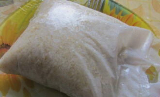 Pagkatapos ng oras na ito, maingat na ilipat ang bag na may pinakuluang itlog sa isang plato na may tinidor.