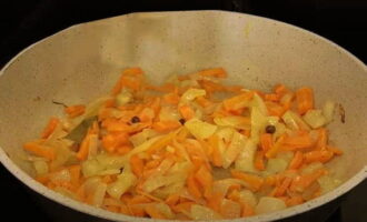 Apoi adăugați morcovii tăiați mărunt la ceapa prăjită. Fierbeți ceapa și morcovii la foc mediu până când morcovii sunt fierți. Puteti adauga putin ulei in tigaie si adaugati spre finalul prajirii otet de mere, care va da legumelor prajite o aroma placuta.