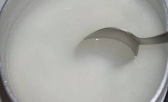 När tiden har gått, häll av det leriga vattnet tillsammans med små fläckar och överför flingorna i en kastrull, tillsätt 350 milliliter vatten och sätt det på spisen.