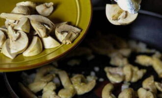 Breng het vlees op smaak met zout en gemalen peper en paneer het vervolgens in een kleine hoeveelheid bloem.