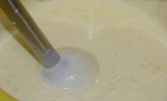 Meng alle ingrediënten tot een gladde massa met een staafmixer en voeg vervolgens het met azijn gebluste zuiveringszout toe aan de resulterende massa en meng met een spatel.