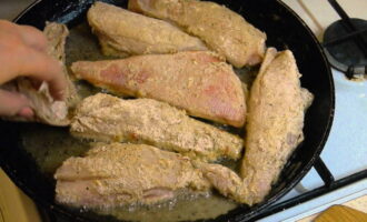 Escalfeu una petita quantitat d'oli vegetal en una paella i poseu les carcasses. Coure a foc moderat durant uns 4-5 minuts.