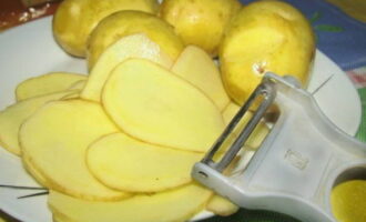 Gamit ang isang vegetable peeler, gupitin ang mga patatas sa manipis na hiwa. Maaari mo ring putulin ito gamit ang isang kutsilyo.