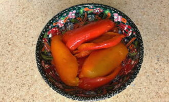 Hoe maak je thuis een klassieke gevulde tortilla? Snijd de paprika doormidden, verwijder alle zaden en de interne membranen, wikkel hem in folie en zet hem in de oven om 20 minuten te bakken. Haal het er daarna uit, spoel af met koud water en snij in dunne reepjes.