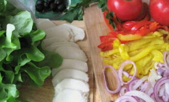Mozzarella wordt ook in dunne plakjes gesneden, olijven in ringen.