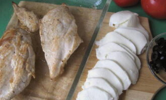 Kruid de kipfilet met zout en peper, dek af met folie en stamp lichtjes aan. Bak het geheel in verwarmde olie tot het goudbruin is en breng het dan 10 minuten in de oven, zet het aan op 200 graden. Vervolgens afkoelen en in kleine stukjes snijden. 