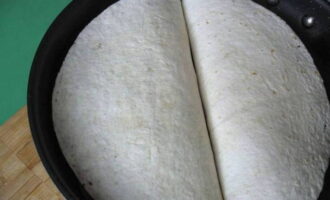 Bak elke gevulde tortilla aan beide kanten tot hij bruin is en de kaas erin de tijd heeft om te smelten. 