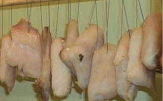 Pagkatapos ng 2 araw, alisin ang fillet mula sa refrigerator, banlawan ng tubig upang alisin ang anumang natitirang asin at isabit ang isda sa isang cool na lugar para sa 2-3 araw.