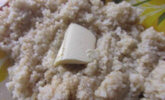 Pagkatapos ay alisin ang bag. Maglagay ng isang piraso ng mantikilya sa sinigang, haluin at maaari mong ihain ang sinigang.