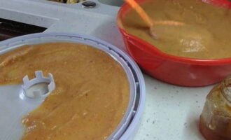 Trải đều nước sốt táo lên khay đã chuẩn bị. Độ dày lớp không quá 1 cm và không nhỏ hơn 0,5 cm.
