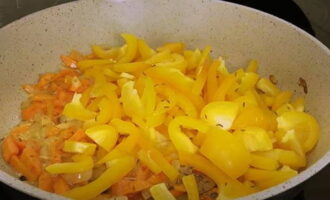 Apoi puneți ardeiul dulce tăiat fâșii în tigaie. Se amestecă puțin legumele în timp ce se prăjesc. În acest timp, varza va deveni moale și va scădea în volum. Îl poți săra după gust.