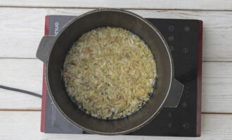 Bereid nu zirvak voor op Oezbeekse pilaf. Doe de gesnipperde ui in de verwarmde olie en bak deze al roerend 5-7 minuten tot hij donker goudbruin van kleur wordt, maar niet verbrandt.