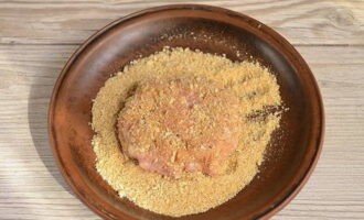 Aboqueu pa ratllat en un plat a part i submergiu-hi el schnitzel, també per les dues cares, de manera que cobreixi completament tota la superfície de la carn picada.