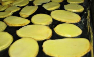 Takpan ang isang baking sheet na may pergamino o foil at grasa ang ibabaw ng langis ng gulay. Budburan ang mga patatas na may kaunting langis ng gulay at pukawin. Ilagay ang mga patatas sa isang baking sheet.