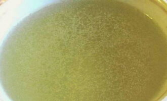 Als de bouillon klaar is, haal je het vlees en de groenten eruit en zeef je het.