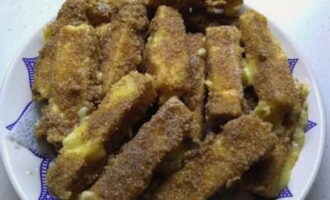 Häll vegetabilisk olja i en väl uppvärmd stekpanna, lägg bitarna och stek dem i 15 sekunder så att osten inte hinner sprida sig. Denna aptitretare serveras bäst varm.