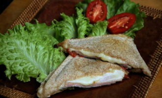 Maingat na ilipat ang mga maiinit na sandwich sa isang plato at magsaya. Bon appetit! 
