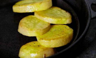 Voeg vervolgens in dezelfde koekenpan 3 eetlepels slagroom en Worcestershire-saus toe - kook tot het dik is onder voortdurend roeren en haal van het vuur.
