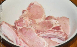Krydda köttet med salt, mald peppar och provensalska örter och rör om.
