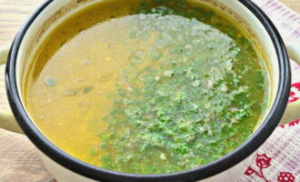 Quan les patates i el blat sarraí estiguin a punt, afegiu les herbes picades i el pollastre a la sopa.
