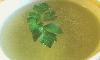 Serveer de afgewerkte bouillon warm, gegarneerd met peterselieblaadjes.