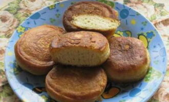 Dep de afgewerkte pannenkoeken olievrij op keukenpapier en serveer.