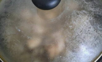 A continuació, tapeu bé la paella amb una tapa i coeu el plat a foc lent durant 30 minuts. Ja no cal remenar el blat sarraí.