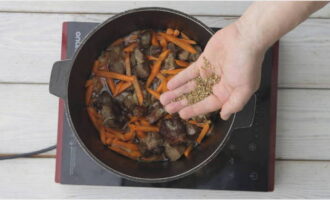 Plaats vervolgens de gehakte wortels in de ketel en bak ze 3 minuten zonder te roeren. Meng na drie minuten alle ingrediënten met een spatel en kook de zirvak nog eens 10 minuten. Maal de koriander en komijn in je handpalmen of in een vijzel en giet dit mengsel in een ketel. Voeg gedroogde berberisbessen en zout naar smaak toe. 